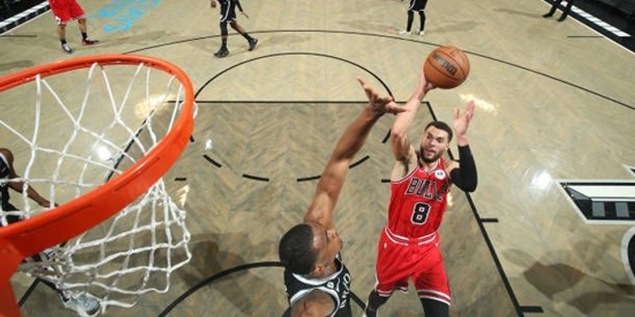 篮网客场逆转雄鹿