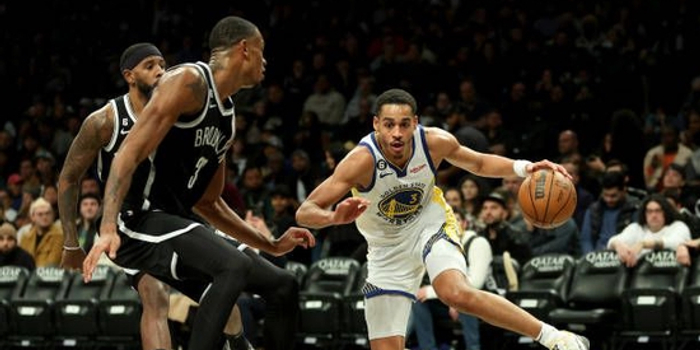 勇士队强势回归NBA季后赛舞台展现冠军底蕴与团队韧性