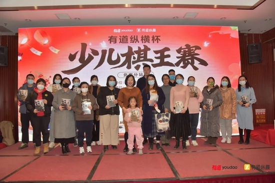 获奖家长与邵佳老师合影