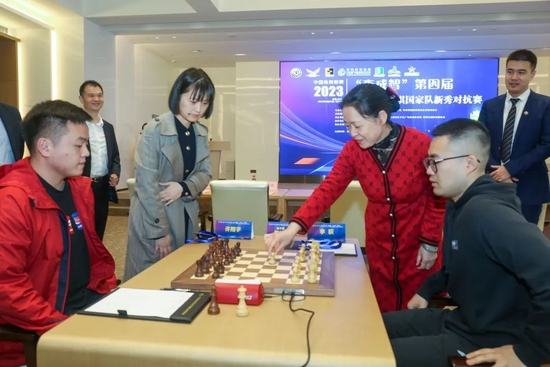 刘适兰和邹慧锋为比赛开棋