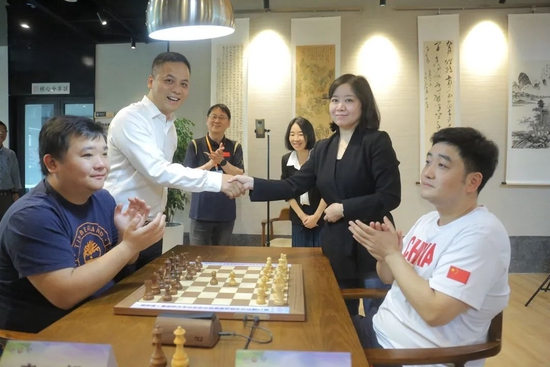 许昱华和兰亭文化旅游度假区管委会的韩烨飞为比赛开棋