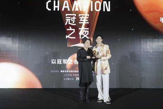 　　北京冬奥会冠军、世锦赛五冠王范可新为APM MONACO颁奖