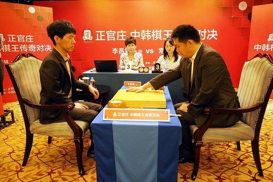 2016年8月12日，上海，正官庄中韩棋王传奇对决赛上，常昊（右）和李昌镐对垒。图/视觉中国