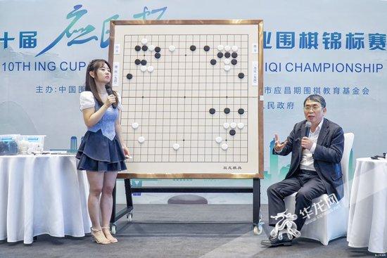 中国围棋协会名誉主席聂卫平（右）和战鹰（左）分析棋局。华龙网记者 李一鸣 摄