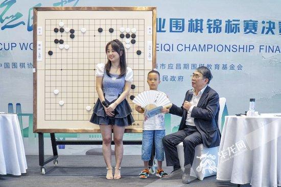 中国围棋协会名誉主席聂卫平（右一）为“小棋手”奉上礼物。华龙网记者 李一鸣 摄