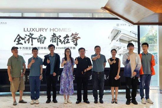 赛后银丰队棋手教练参观银丰玖玺城