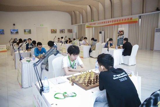 棋手们在屏气凝神地棋战