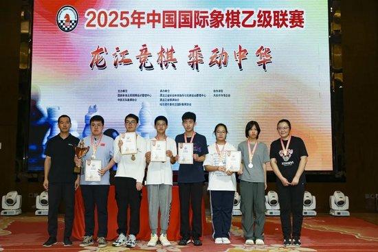亚军：杭州智商默契中等专科学校（杭州智商默契学校）队领奖
