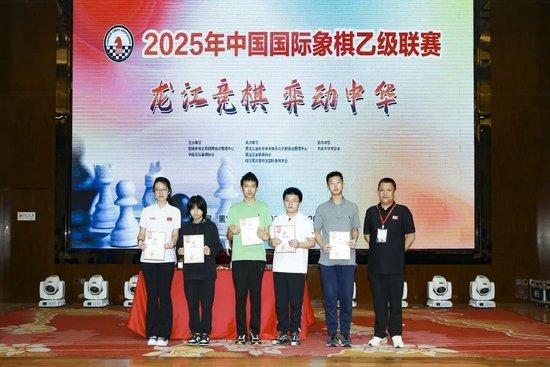 第五名：中国棋院杭州分院外洋交流中心有限公司队领奖