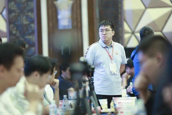 牟科在赛场不雅看比赛
