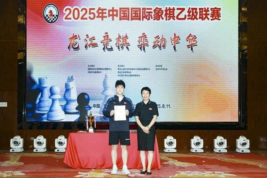 第六名：广东省广州市荔湾区岭南棋院队领奖