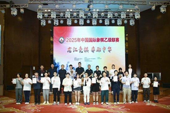 棋手代表和嘉宾大合影