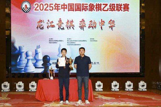 季军：河北省体育局棋牌默契中心队领奖