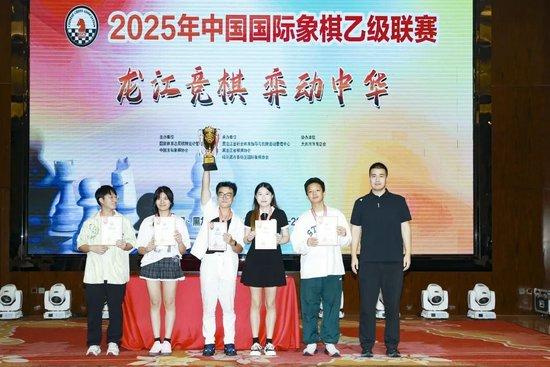 冠军：江西省外洋象棋协会队领奖