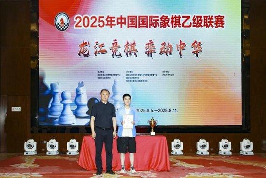 第四名：北京卡梅利多文化传播有限公司队领奖