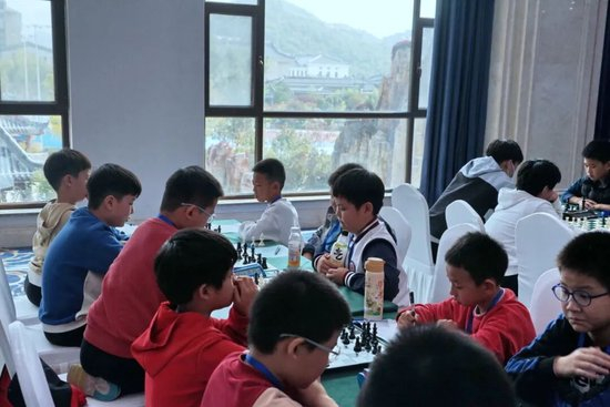 赛场窗外征象如画