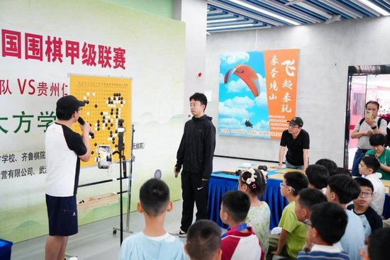 李喆(左一)与夏晨琨挂盘讲棋
