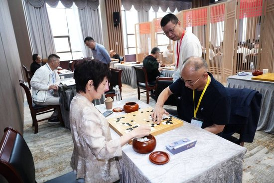 （围棋国手华学明指导爱好者）