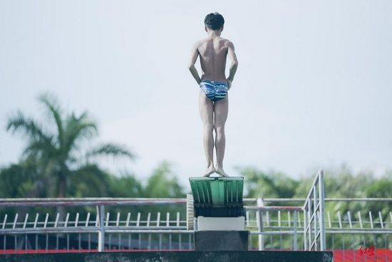 跳板上的跳水小将