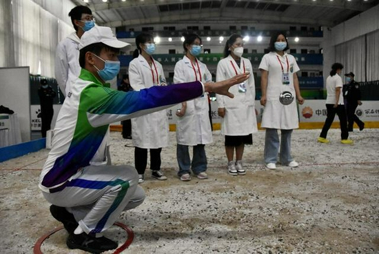 　　志愿者在抛球。