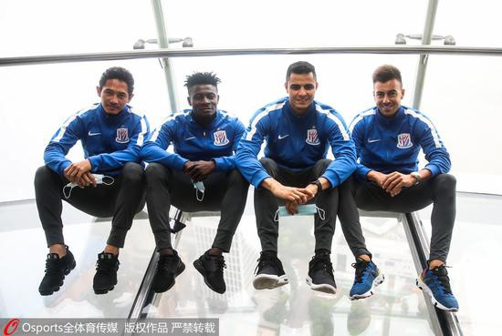 钱杰给、马丁斯、莫雷诺和沙拉维在东方明珠合影。