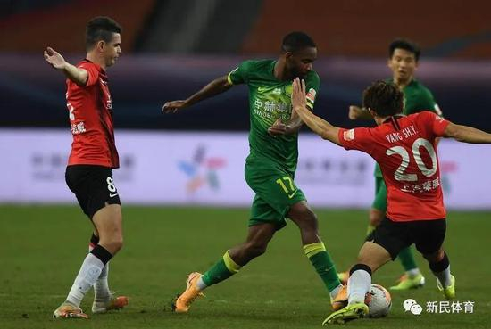 国安球员巴坎布（中）带球