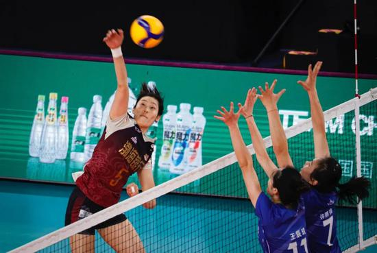 朱婷进攻特意避开刁琳宇拦网线路