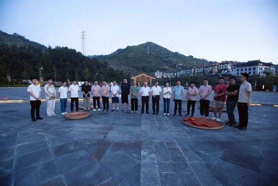 黔鲁沪晋四队职业棋手参加高粱归仓仪式