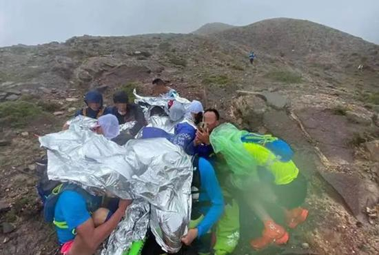 受失温影响聚在一起取暖的参赛选手