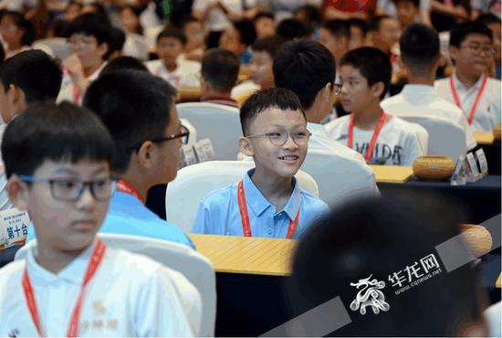 重庆市第七届运动会围棋赛项比赛现场雨雨（化名）开心的等待比赛开始。