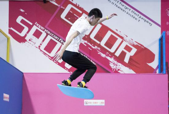 （教练戴荣耀运动蓝牙耳机xSport展示单板蹦床，剧烈运动也不脱落）