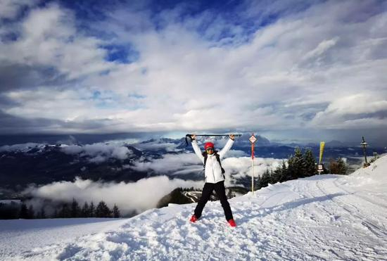基茨比厄尔雪道上准备开滑的@KIKIWIWI看世界