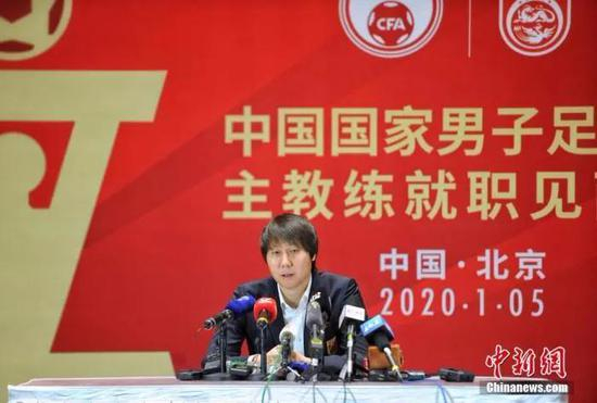  资料图：1月5日，中国国家男足新一任主教练李铁出席就职见面会。中新网记者 李霈韵 摄