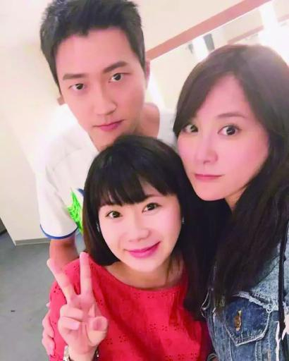 福原爱（中）和江宏杰（左）及后者的姐姐江恒亘