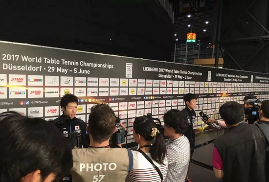 水谷隼不敌张本智和后，被日本媒体团团围住 摄/何霞