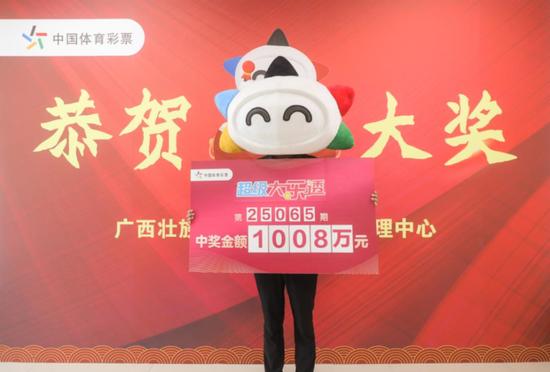 大奖得主领奖
