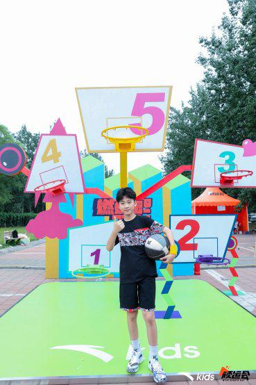 天天和他最爱的篮球