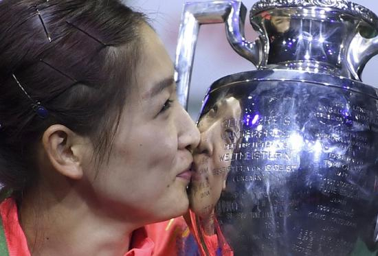 刘诗雯在2019世乒赛女单颁奖仪式上亲吻冠军奖杯&nbsp; &nbsp;&nbsp;新华社记者逯阳摄