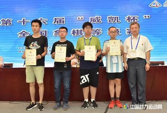 裁判长周晓朴为男子组五到八名颁奖