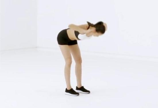 第二个动作：俯身转体