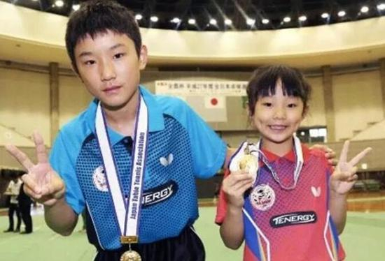 张本美和与哥哥张本智和。资料图“我要成为像哥哥一样厉害的选手”