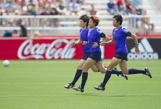 资料图：中国裁判员方燕（右）、秦亮（中）与崔咏梅赛前热身。&nbsp;新华社发