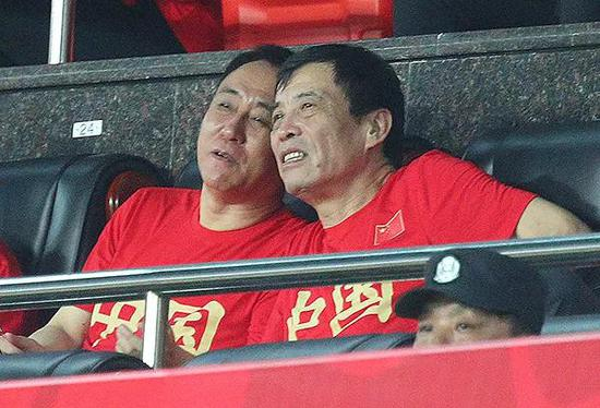 2019年足球友谊赛，中国国家队迎战菲律宾队，陈戌源（右）和许家印观战。&nbsp; 视觉中国 图