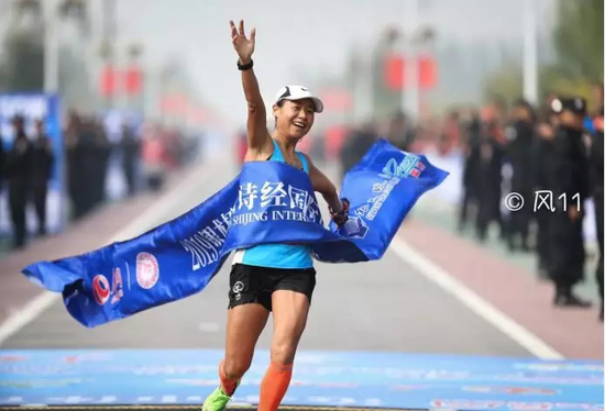 女子马拉松冠军陈茹冲线瞬间