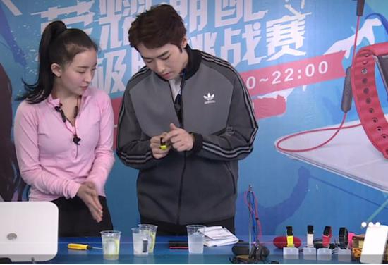 （荣耀畅玩手环A2冰冻后砸开，依旧正常运作）