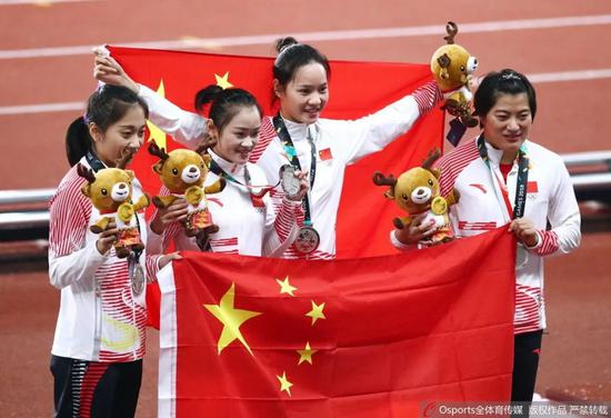 雅加达亚运会取得亚军的中国女子接力队