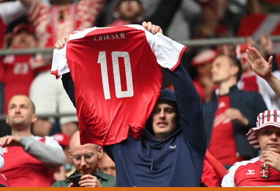 球迷高举埃里克森球衣