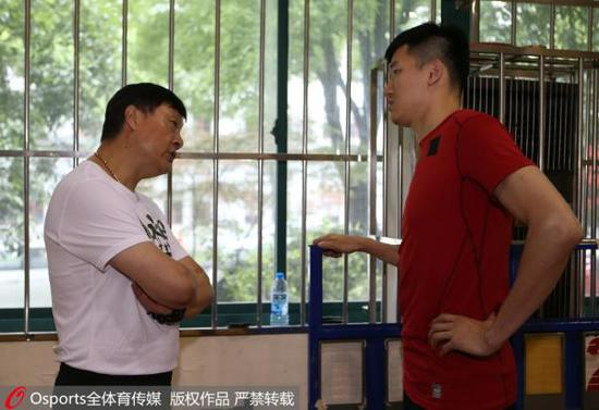 李秋平和昔日弟子蔡亮沟通。