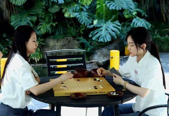 教練陳盈與棋手俞俐均場外擺棋