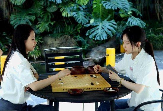 莫得上场的俞利均和西席陈盈场外摆棋